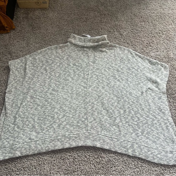 {Lou & Grey/Loft} NWT Short Sleeve Sweatshirt Poncho - Picture 9 of 11